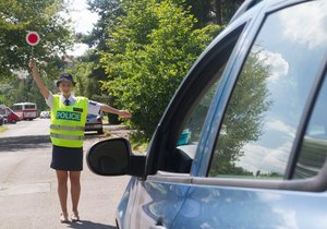 Policisté opakovaně přistihli seniora bez řidičáku za volantem. lustrační foto.