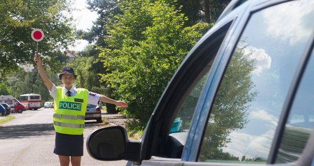 Policisté opakovaně přistihli seniora bez řidičáku za volantem. lustrační foto.