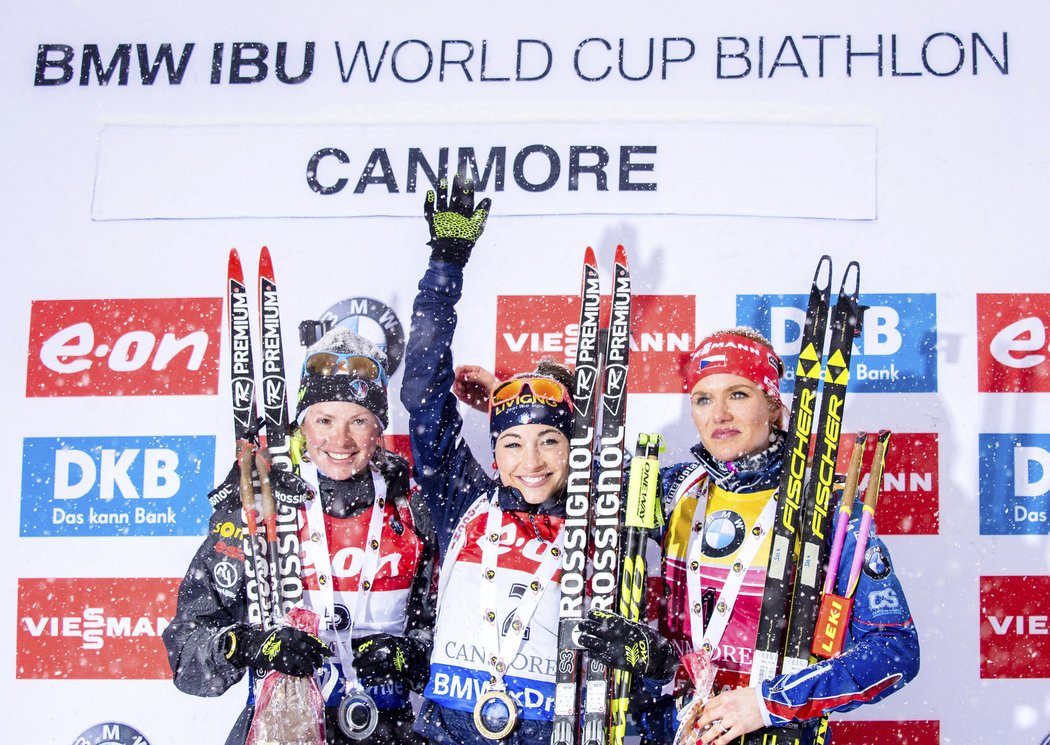 Francouzka Marie Dorinová Habertová (vlevo), vítězka Dorothea Wiererová a bronzová Gabriela Soukalová na stupních po závodě s hromadným startem