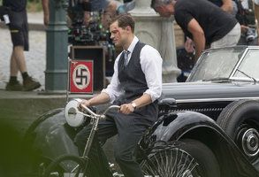 Festival v Karlových Varech: Do Česka se vrátí »Mr. Grey« Jamie Dornan na slavnostní premiéru Anthropoida!