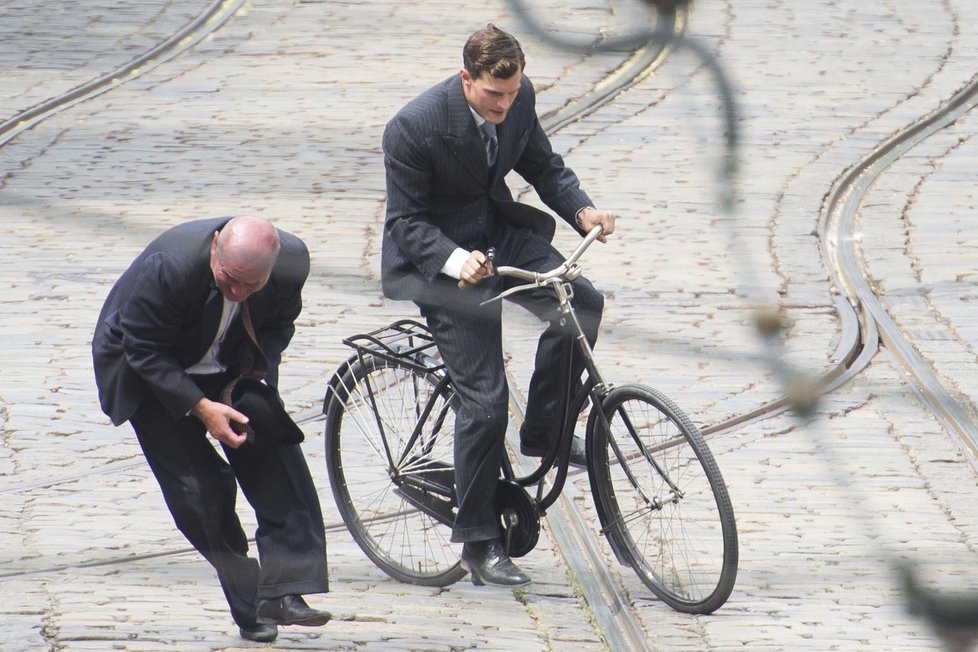 Jamie Dornan při natáčení filmu Anthropoid