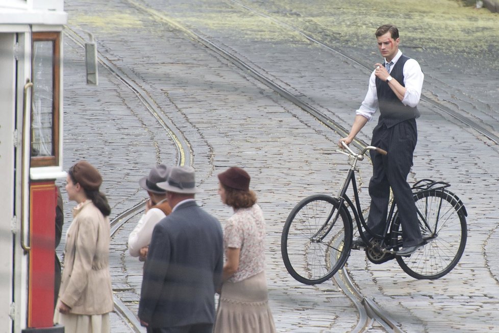 Jamie Dornan při natáčení filmu Anthropoid