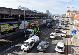 Brno chystá jednu z největších dopravních staveb za poslední léta. Během následujícího dva a půl roku zmizí z ulice Dornych koleje a stane se z ní čtyřpruhová silnice. Místo toho budou tramvaje jezdit Plotní ulicí kolem autobusového nádraží Zvonařka.