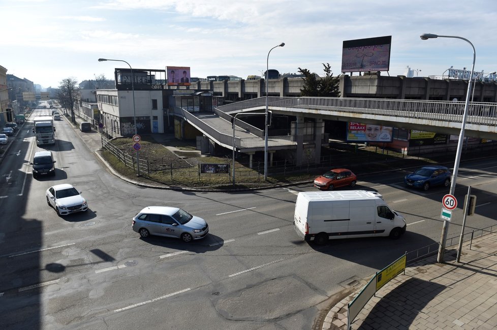 Brno chystá jednu z největších dopravních staveb za poslední léta. Během následujícího dva a půl roku zmizí z ulice Dornych koleje a stane se z ní čtyřpruhová silnice. Místo toho budou tramvaje jezdit Plotní ulicí kolem autobusového nádraží Zvonařka.