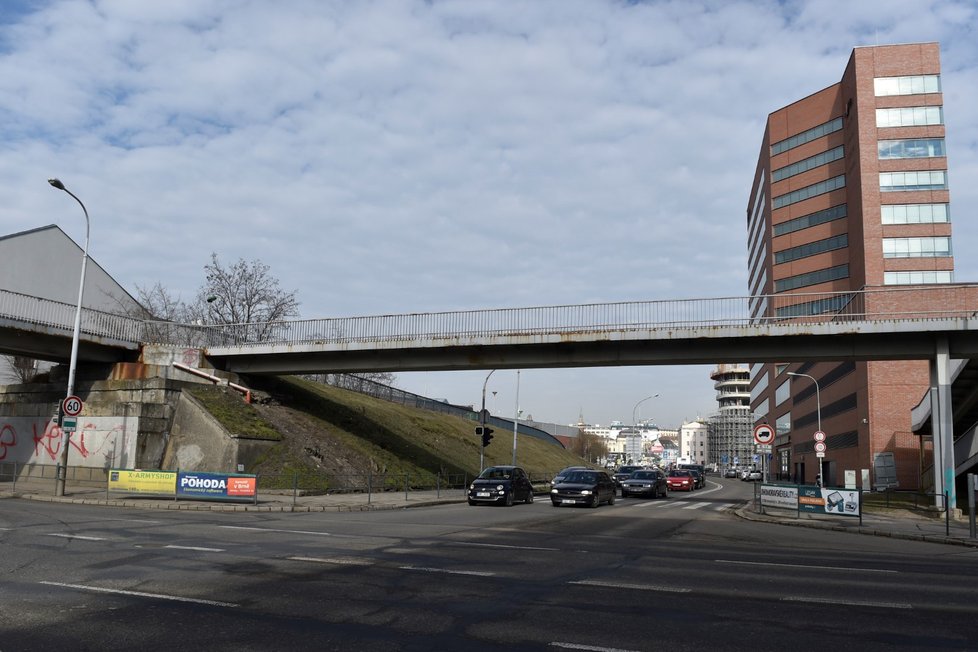 Brno chystá jednu z největších dopravních staveb za poslední léta. Během následujícího dva a půl roku zmizí z ulice Dornych koleje a stane se z ní čtyřpruhová silnice. Místo toho budou tramvaje jezdit Plotní ulicí kolem autobusového nádraží Zvonařka.