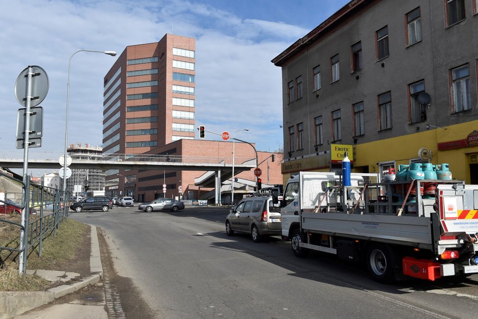 Brno chystá jednu z největších dopravních staveb za poslední léta. Během následujícího dva a půl roku zmizí z ulice Dornych koleje a stane se z ní čtyřpruhová silnice. Místo toho budou tramvaje jezdit Plotní ulicí kolem autobusového nádraží Zvonařka.