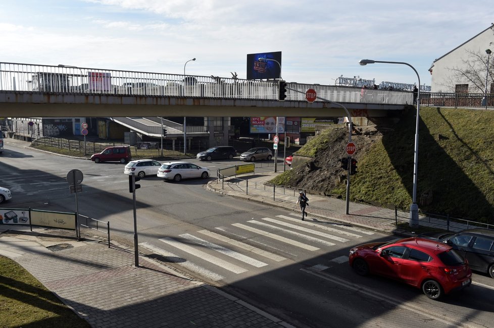 Brno chystá jednu z největších dopravních staveb za poslední léta. Během následujícího dva a půl roku zmizí z ulice Dornych koleje a stane se z ní čtyřpruhová silnice. Místo toho budou tramvaje jezdit Plotní ulicí kolem autobusového nádraží Zvonařka.