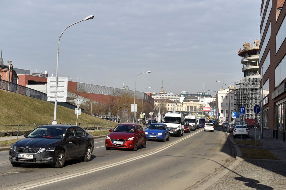 Brno chystá jednu z největších dopravních staveb za poslední léta. Během následujícího dva a půl roku zmizí z ulice Dornych koleje a stane se z ní čtyřpruhová silnice. Místo toho budou tramvaje jezdit Plotní ulicí kolem autobusového nádraží Zvonařka.