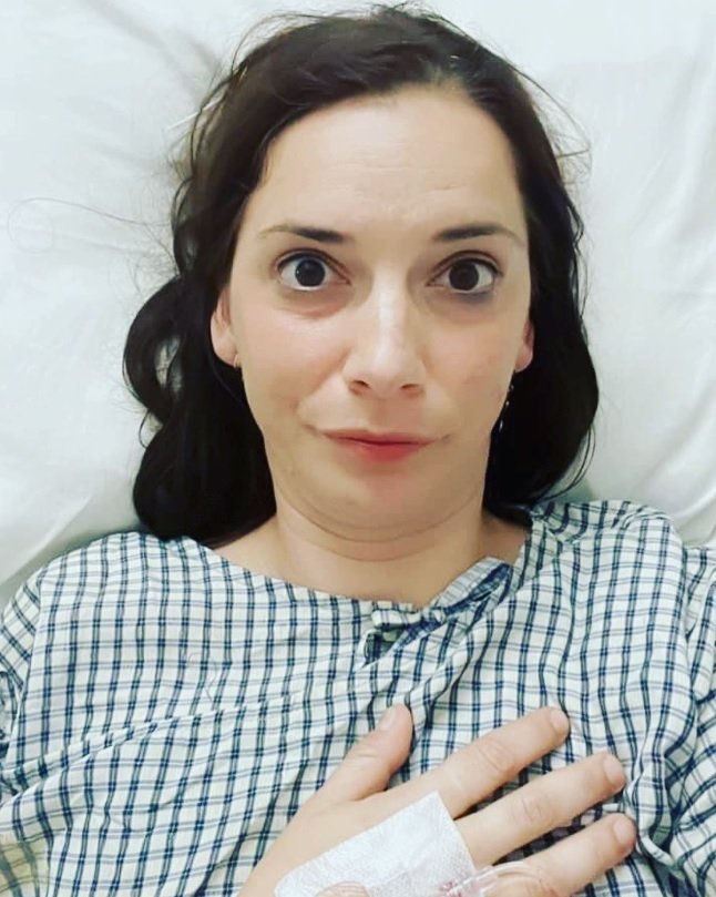 Na sociálních sítích zveřejnila svou fotku z nemocnice.
