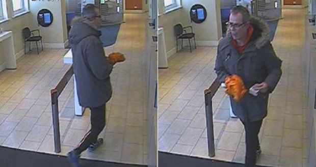 Muž přepadl banku s banánem místo pistole. Dostal 14 měsíců.