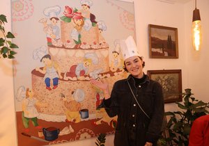 Obraz dortu a malinkých cukrářů je k vidění v obchodě Pollesí