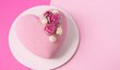 Krásný minimalistický dort s dekorem růží
