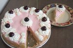 Růžový tvarohový koláč