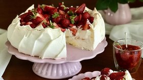 Lehoučký dort Pavlova: Recept a fotonávod krok za krokem!