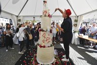 Sladké megapokušení na Malé Straně: Pražané ochutnali 2metrový dort, podpořili sňatky homosexuálů