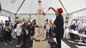 Sladké megapokušení na Malé Straně: Pražané ochutnali 2metrový dort, podpořili sňatky homosexuálů