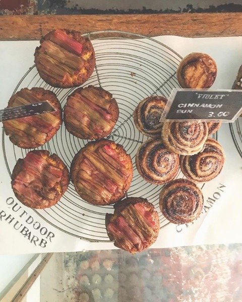 Sezónní rebarborové muffiny a skořicové rolky z Violet Cakes London