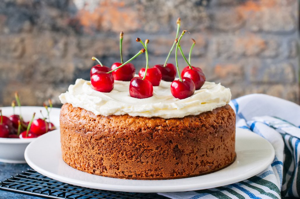 Vychutnejte si lehký citronový dort s třešněmi s krémem z mascarpone, šlehačky, cukru a vanilky.