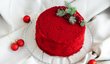 Red velvet cake je typický červeným korpusem, krémem ze smetanového sýra a přezdívá se mu také „červený samet“.
