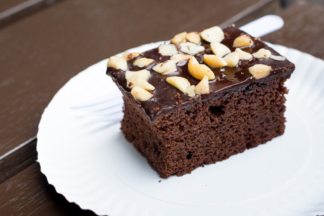 Čokoládový Texas Sheet cake je typický pekanovými ořechy, které mají nasládlou až karamelovou chuť.