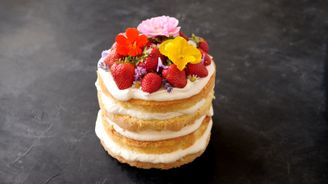 Upečte si letní jahodový dort! Hodí se na oslavu narozenin i svatbu