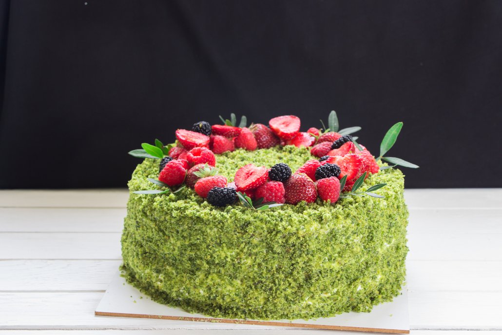 Mechový dort, posypaný nadrobeným korpusem svým vzhledem připomíná zelený medovník.