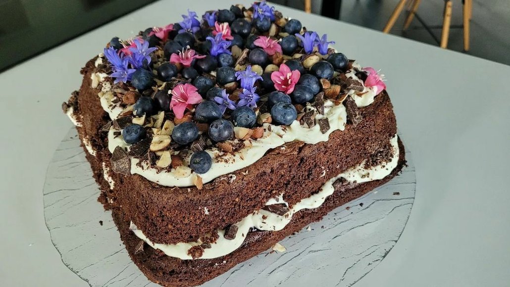 Chlebový dort vypadá krásně i s borůvkami a jedlými květy.