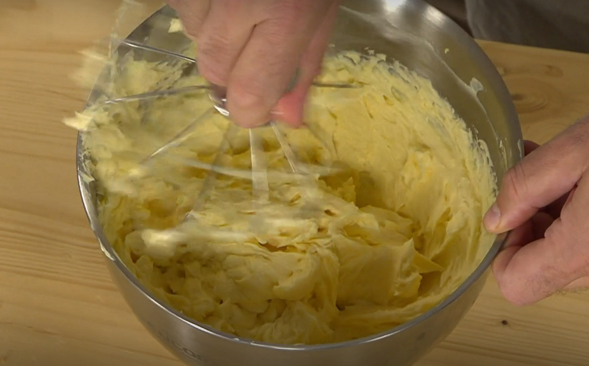 Na krém uvařte pudink a vyšlehejte ho s máslem.