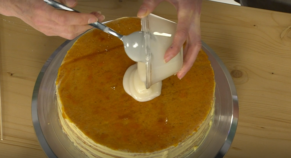 Na vršek dortu rozetřete polevu.