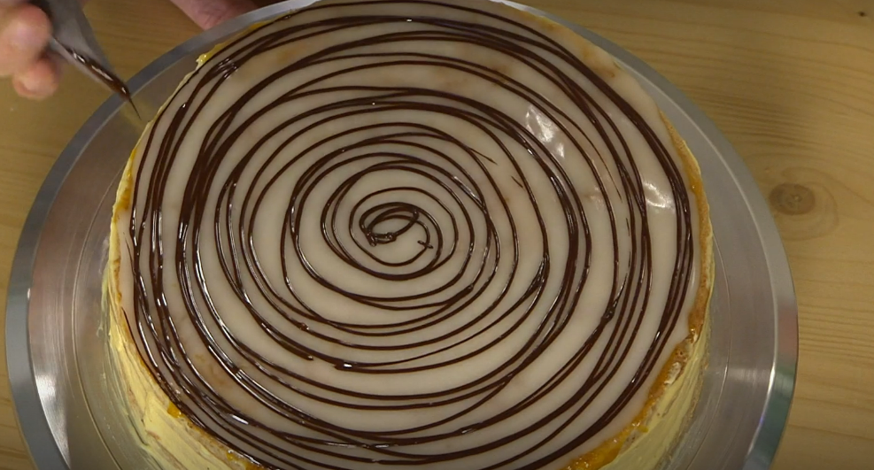Na polevu spirálovitě nalijte rozehřátou čokoládu.