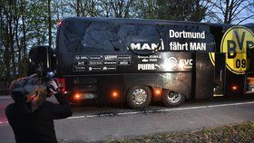 Tři bomby, které mířily na autobus Dortmundu, zranily obránce Bartru a doprovázejícímu policistovi na motorce poškodily sluch.
