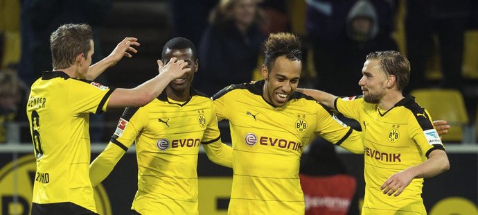 Fotbalisté Borussie Dortmund slaví gól proti Stuttgartu