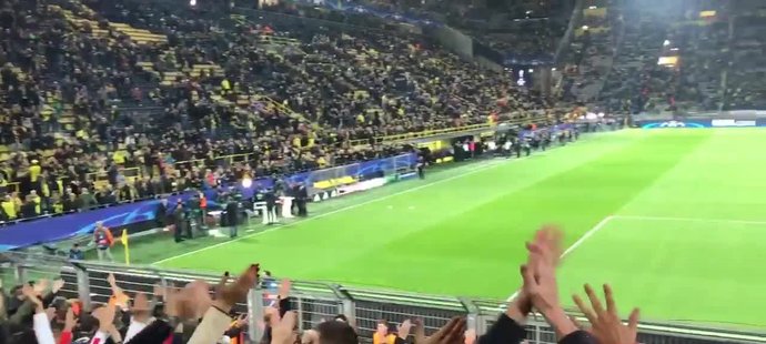 „Dortmund, Dortmund!“ Autobus týmu poškodily exploze, fanoušci konkurence mu vyjádřili podporu