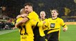 Radost fotbalistů Dortmundu po vstřelené brance v zápase s Freiburgem