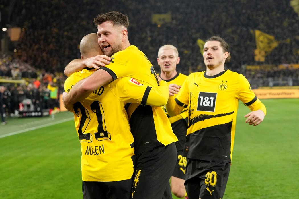 Radost fotbalistů Dortmundu po vstřelené brance v zápase s Freiburgem