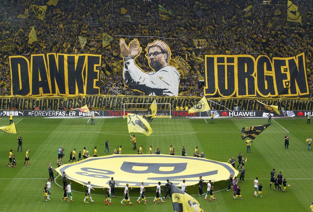 Fanoušci Borussie Dortmund připravili svému trenérovi Jürgenu Kloppovi úžasnou rozlučku