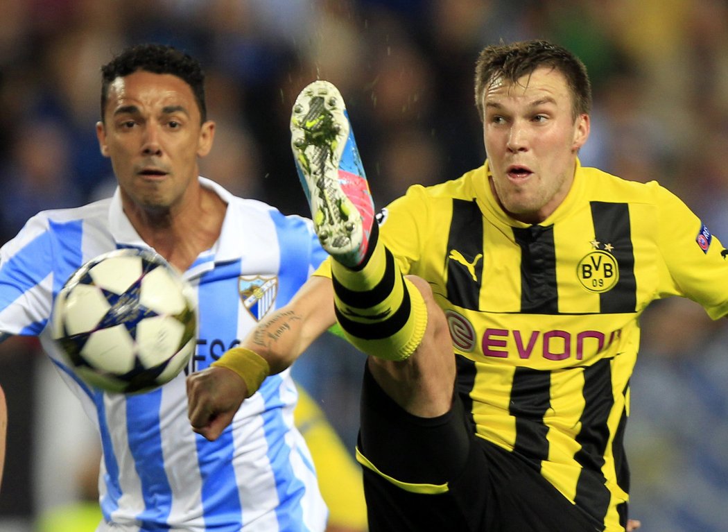 Záložník Dortmundu Kevin Grosskreutz odehrává míč do bezpečí.