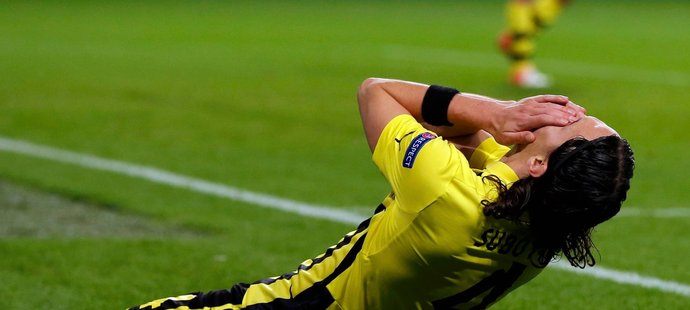 Stoper Dortmundu Subotič dlouho nemohl uvěřit tomu, že rukou připravil svůj tým o dva body.