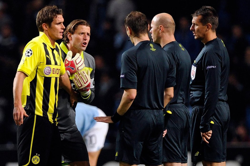 Fotbalisté Dortmundu se s českým sudím Královce hádají po odpískané penaltě. Marně, byla jasná.