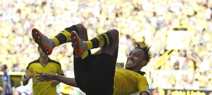 Útočník Borussie Dortmund Pierre-Emerick Aubameyang slaví gól do sítě Herthy Berlín