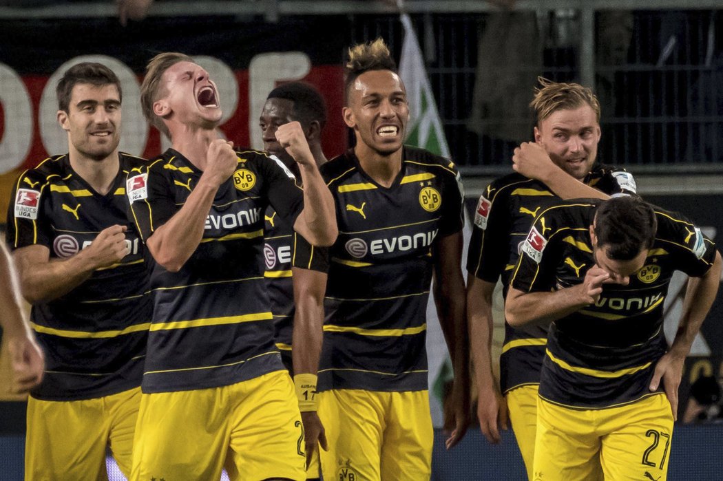 Obránce Borussie Dortmund Lukasz Piszczek slaví euforicky svůj gól proti Wolfsburgu