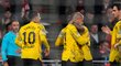 Hráči Dortmundu slaví branku Donyella Malena