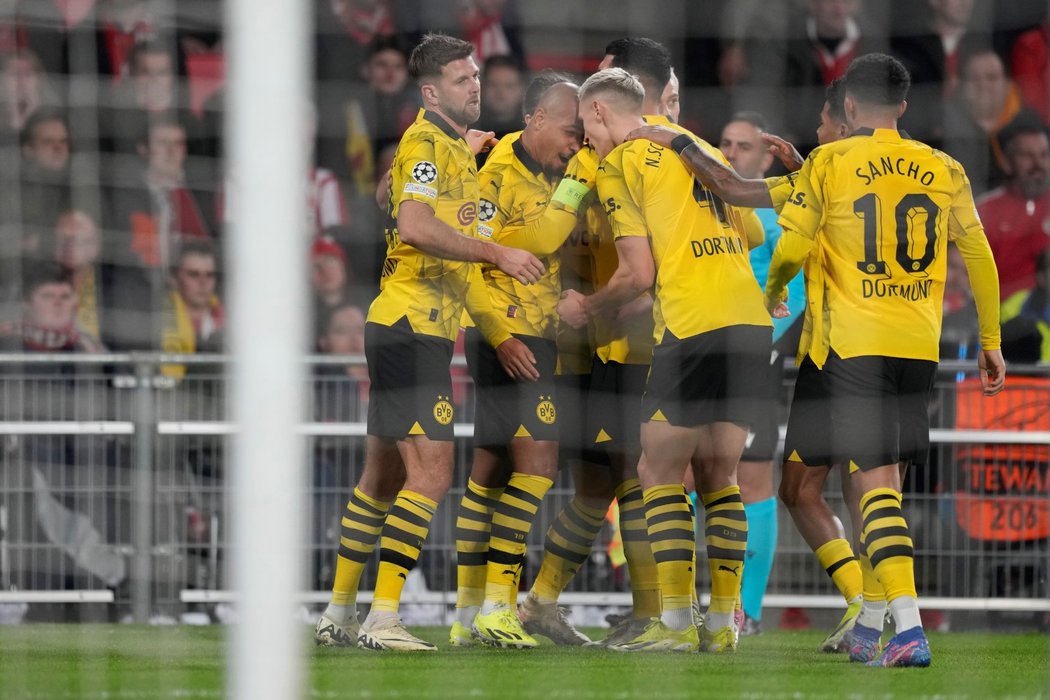 Hráči Dortmundu slaví branku Donyella Malena