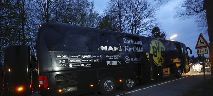 Výbuch zasáhl autobus fotbalistů Dortmundu. Policie prohledala místo incidentu