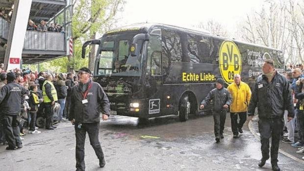 Autobus fotbalistů Dortmundu cestou na čtvrtfinále Ligy mistrů s Monakem poškodila exploze.