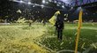 Konfety zaplavily hřiště v Dortmundu, které pak museli pořadatelé uklízet.