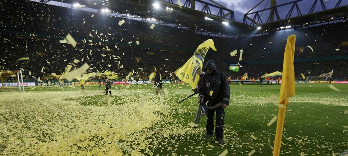 Konfety zaplavily hřiště v Dortmundu, které pak museli pořadatelé uklízet.