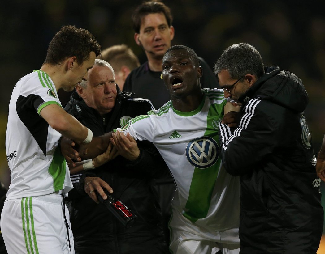 Bernard Malanda-Adje z Wolfsburgu utrpěl zranění.