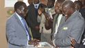 Dosavadní prezident Robert Mugabe (vlevo) už ohlásil vítězství