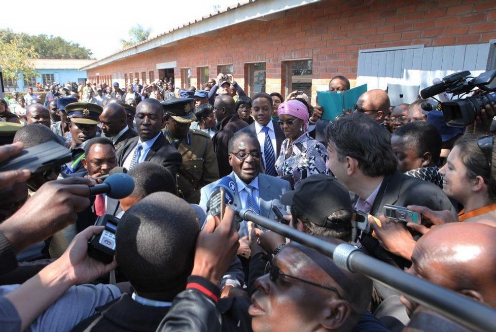 Dosavadní prezident Robert Mugabe (vlevo) už ohlásil vítězství.